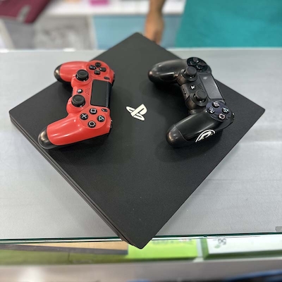 کنسول بازی سونی استوک PS4 Pro مدل 7216  اکانتی ظرفیت 1 ترابایت به همراه یک دسته اضافه