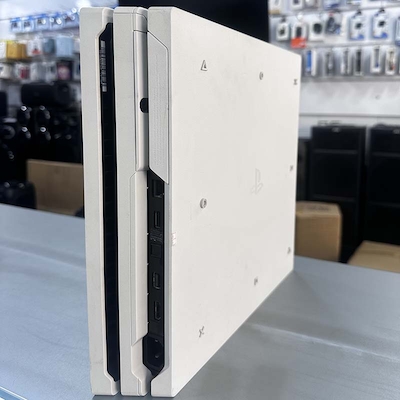 کنسول بازی سونی استوک مدل 7016 PS4 Pro سفید 1 ترابایت به همراه یک دسته اضافه